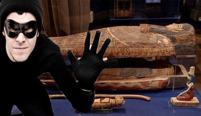 مومياء تحمي سيارة خبير آثار من السرقة