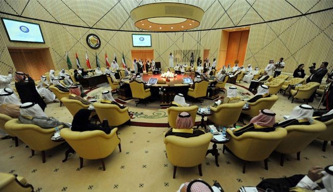 السعودية والامارات والبحرين تقرر سحب سفرائها من قطر