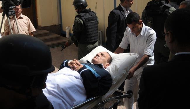 مبارک برای محاکمه به دانشکده پلیس منتقل شد