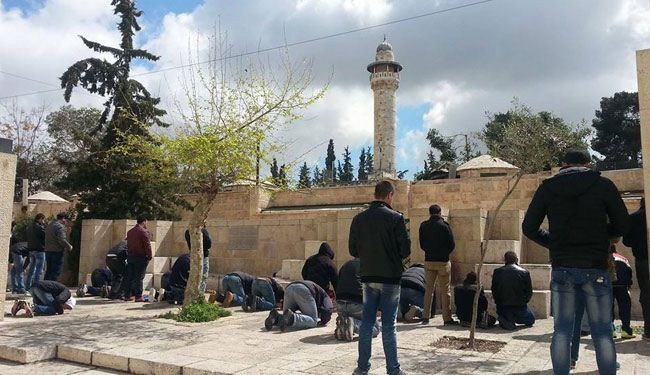 بالصور/ الاف المصلين يؤدون الجمعة قبالة ابواب المسجد الاقصى