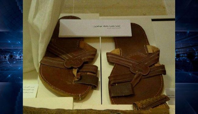 يدمرون إرث النبي وأهل بيته ويحتفظون بنعال الملك