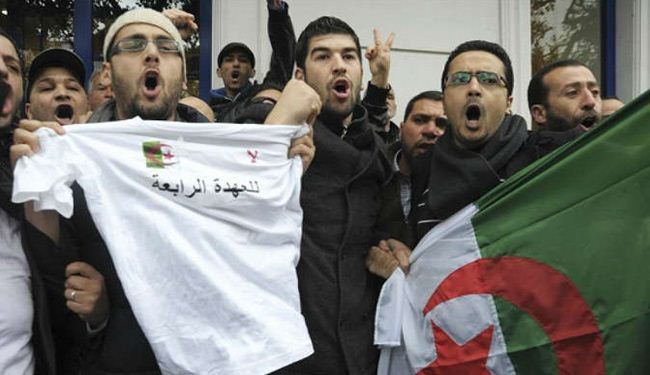 تظاهرات بالجزائر تندد بترشح بوتفليقة وتطالب بتغيير النظام