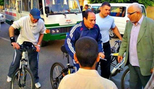 تصاویر؛ دوچرخه‌سواری وزیرسابق دفاع مصر در قاهره