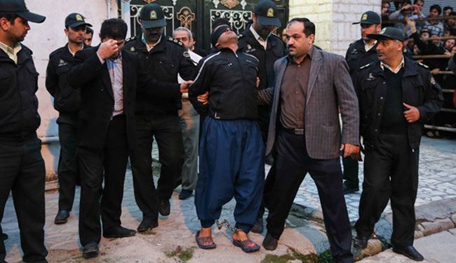 ايران.. اولياء دم يعفون عن القاتل وحبل الاعدام في عنقه