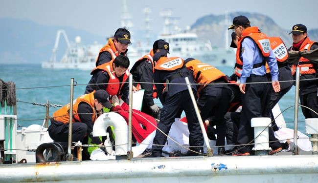 ضحايا حادث غرق العبارة الكورية الجنوبية تتخطى المئة قتيل