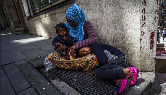 لاجئة سورية مع أطفالها على ارصفة اسطنبول