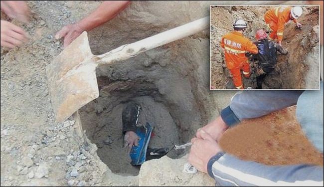 بالصور.. قبعة تنقذ امراة دفنت 30 دقيقة تحت الرمال