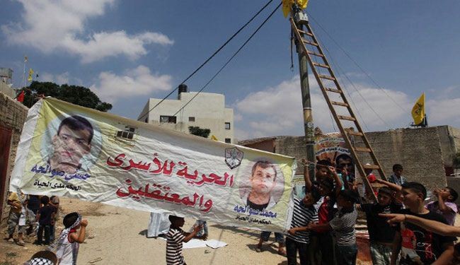 نقل 40 أسيرا فلسطينيا مضربين عن الطعام إلى المستشفى
