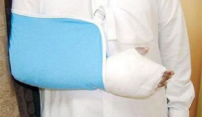 تلاميذ مدرسة سعودية يكسرون يد معلمهم!
