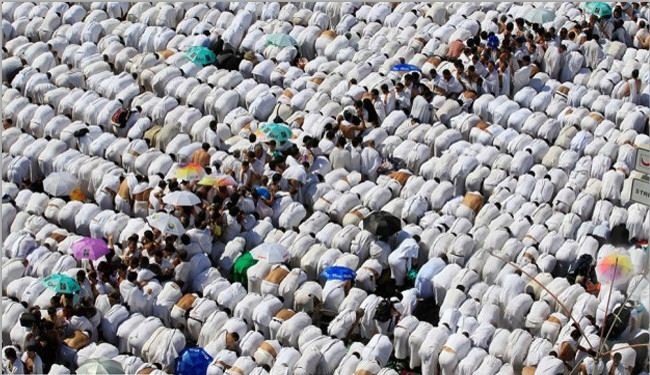 بالصورة/ مبتور القدم يصلي في مكة بساق واحدة