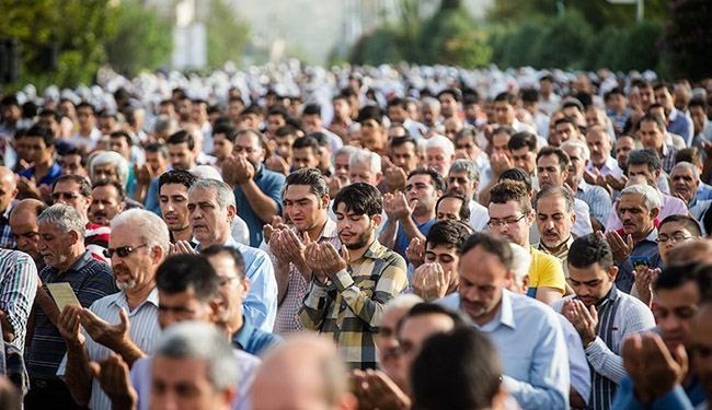 مسلمو العالم يؤدون صلاة عيد الفطر المبارك