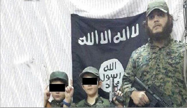 بالصورة /الطفل الذي يساعد أباه الداعشي بحمل الرؤوس المقطوعة