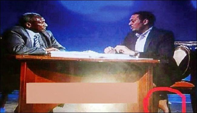 صورة لمذيع حافي القدمين على الهواء تثير ضجة