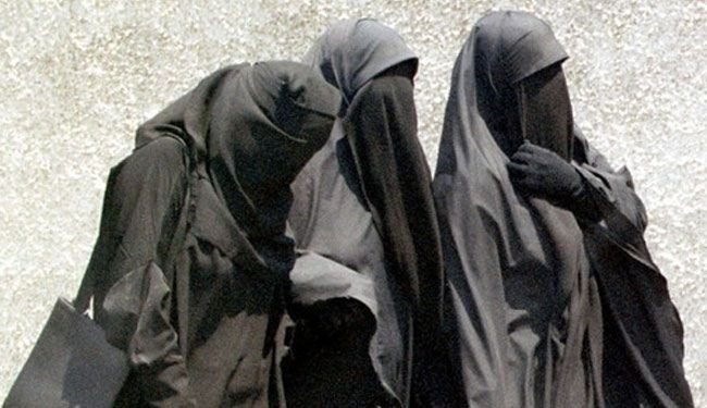 داعش يفرض لباسا محددا على نساء دير الزور
