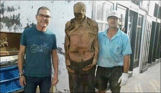 صورة مع جثة بشرية تتسبب بوقف عامل عن عمله