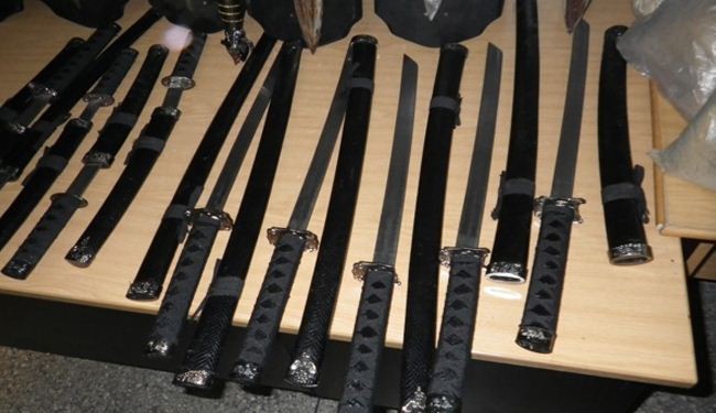 ضبط سعودي حاول تهريب 22 سيفاً بمطار القاهرة !