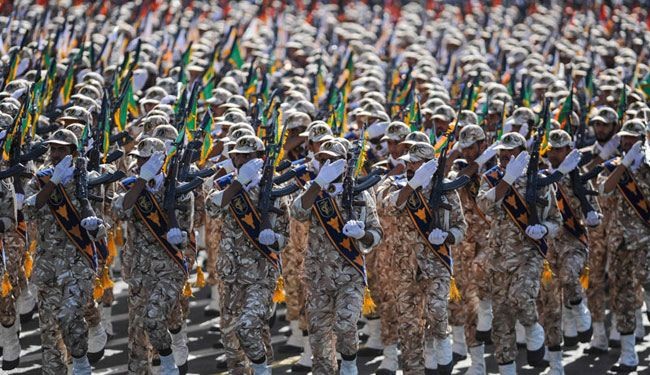 بالصور..استعراض عسكري بذكرى الدفاع المقدس في ايران