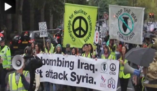 تظاهرات مخالفان جنگ در برابر مقر کامرون در لندن