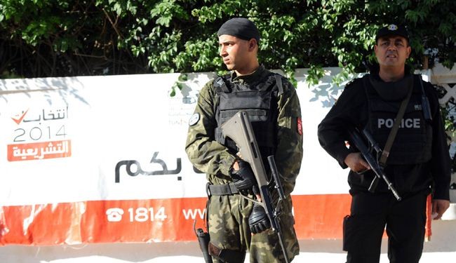 تونسيون يحتجون على زيارة السفير الأميركي لمركز اقتراع بالعاصمة