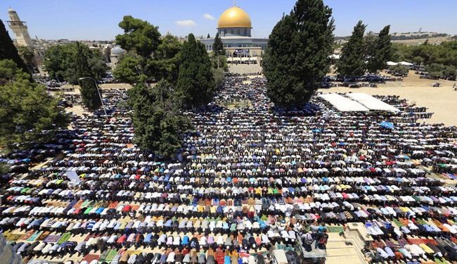 الاحتلال يسمح للفلسطينيين دخول الأقصى وسط استنفار أمني