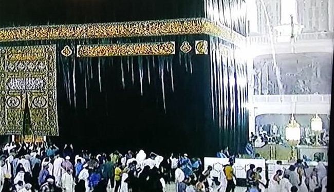 بالصور.. الأمطار تغسل الكعبة المشرفة