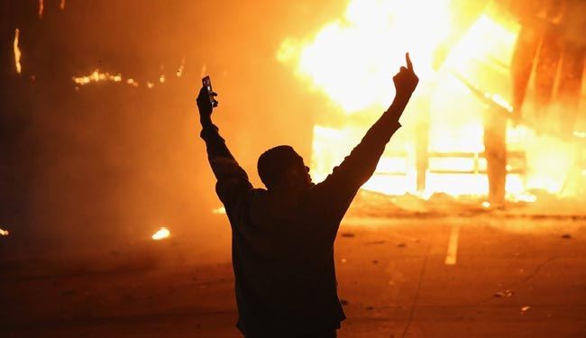 محتجون يضرمون النار في 10 مبان في فيرغسون