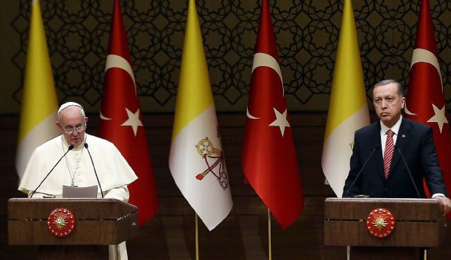 البابا يطالب تركيا بالحوار بين الاديان واردوغان يندد بالاسلاموفويبا