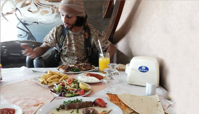 صور/من كرات التمر الى الفطائر الاميركية..وصفات من المطبخ الداعشي!