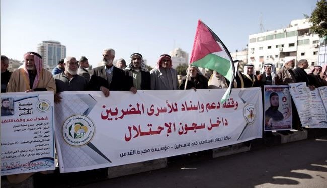 وقفة تضامنية بغزة دعما للأسرى المضربين عن الطعام بسجون الإحتلال