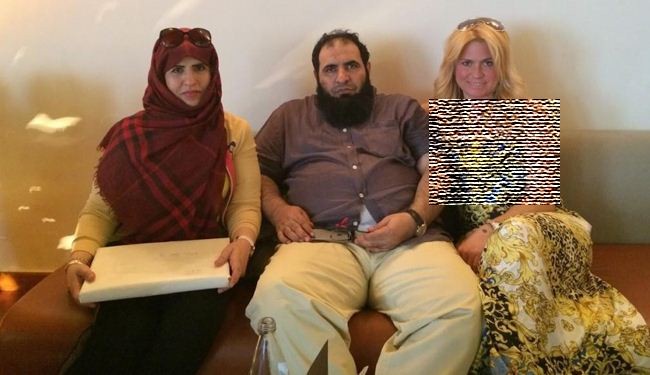 شاهد، الداعية الغامدي يبرر صورته مع الشقراء الايطالية عارية الكتفين