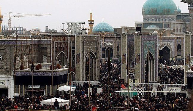 حشود هادرة تحيي ذكرى عزاء آل الله في مدينة مشهد المقدسة