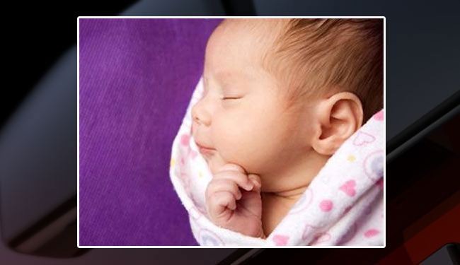 طفلة ممنوعة من اللمس، فما حال والديها؟