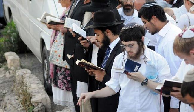 مستوطنون يقتحمون الأقصى والاحتلال يهدم محال تجارية بذرائع امنية