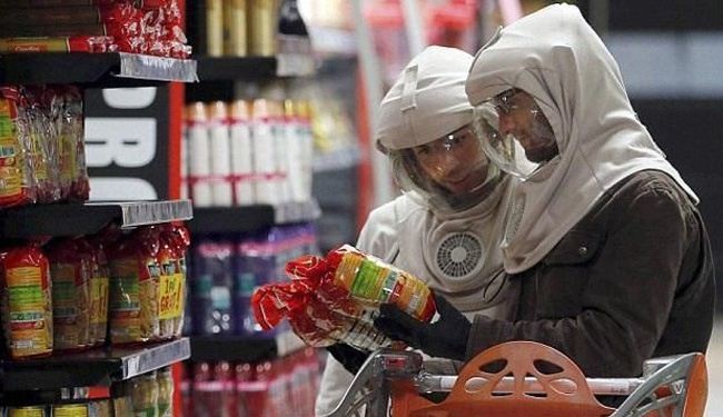 بالصور؛ توأمان لا يخرجان من المنزل إلا بأقنعة فضاء!