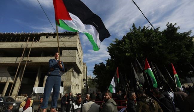 فلسطينيون غاضبون يغلقون مؤسسات أميركية بغزة