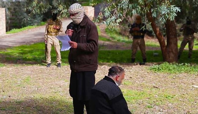داعش یک مرد سالخورده را سنگسار کرد + عکس