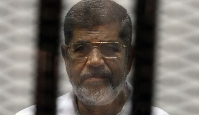 نجل “مرسي” ينفي خبر وفاة والده