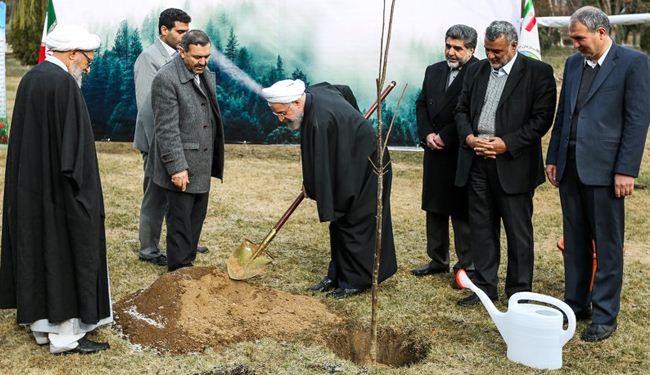 في یوم التشجیر..الرئيس الايراني یغرس شجرة+صور
