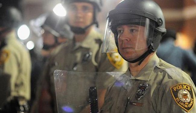 إصابة شرطيين في فرغسون واتهمات العنصرية تطيح بقائد الشرطة