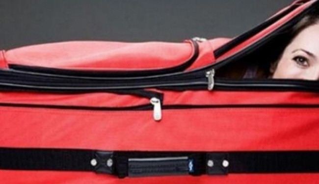 فرنسي يحمل زوجته في حقيبة لتهريبها