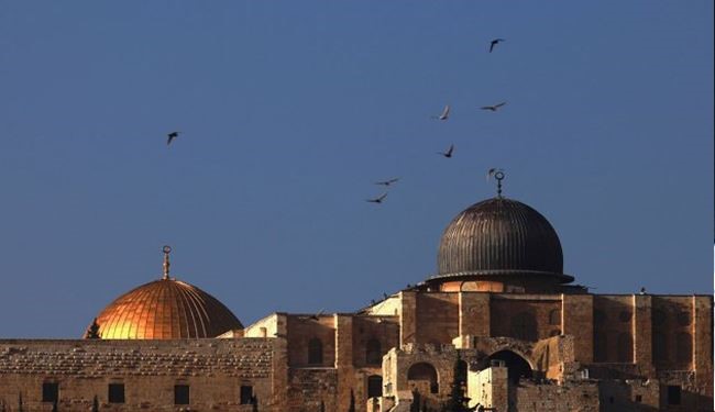صهیونیست ها از گنبد قبة الصخره در قدس بالا رفتند