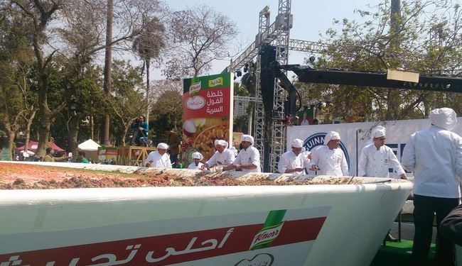 طهاة مصريون يعدون أكبر طبق فول بالعالم