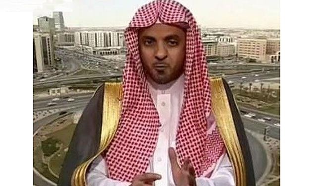 قاض يـُشبـّه مذيعي القنوات السعودية بالنساء المذيعات، والسبب؟