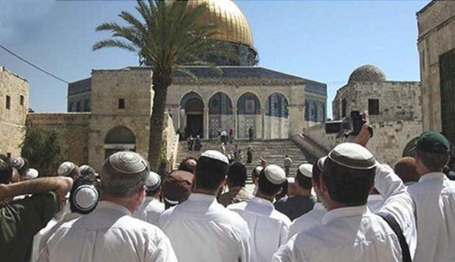 عشرات المستوطنين يقتحمون باحات المسجد الأقصى