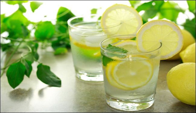 فوائد شرب الماء الساخن على معدة فارغة