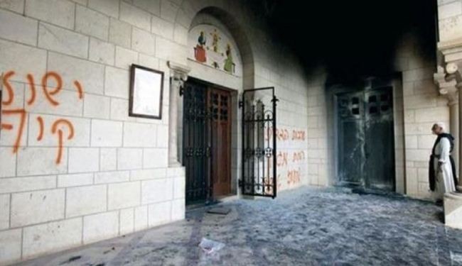 متطرفون صهاينة يحرقون كنيسة في طبريا + صور