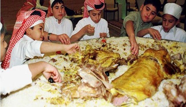 795 مليون جائع بالعالم والعرب يلقون فائض موائد الرحمن بالنفايات