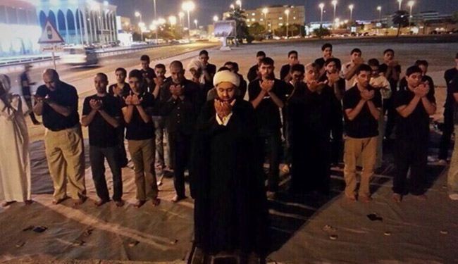 بحرينيون يقيمون صلاة العشاءين في مواقع المساجد المهدمة