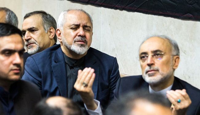 ظریف ووفده المفاوض يشاركون إحياء ليلة القدر بفيينا+صور