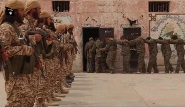 تصاويري از اعدام سربازان سوري به دست کودکان داعشی!